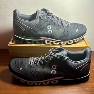 On Cloudflow Men size 10 running shoes